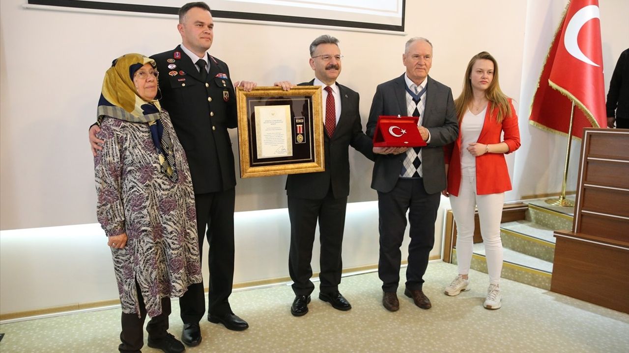 Eskişehir'de Şehit Aileleri ve Gazilere Devlet Övünç Madalyası Takdim Edildi