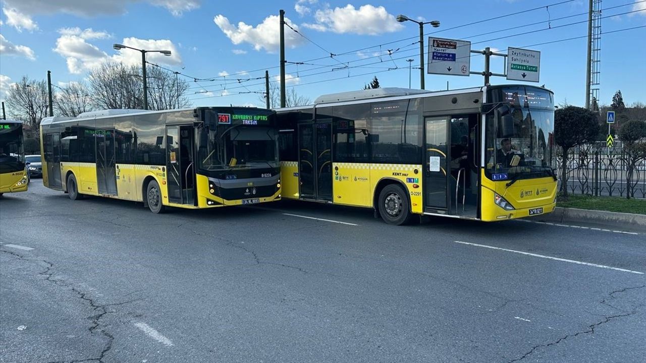 Fatih'te İETT Otobüsleri Çarpıştı: Trafik Yoğunluğu Oluştu