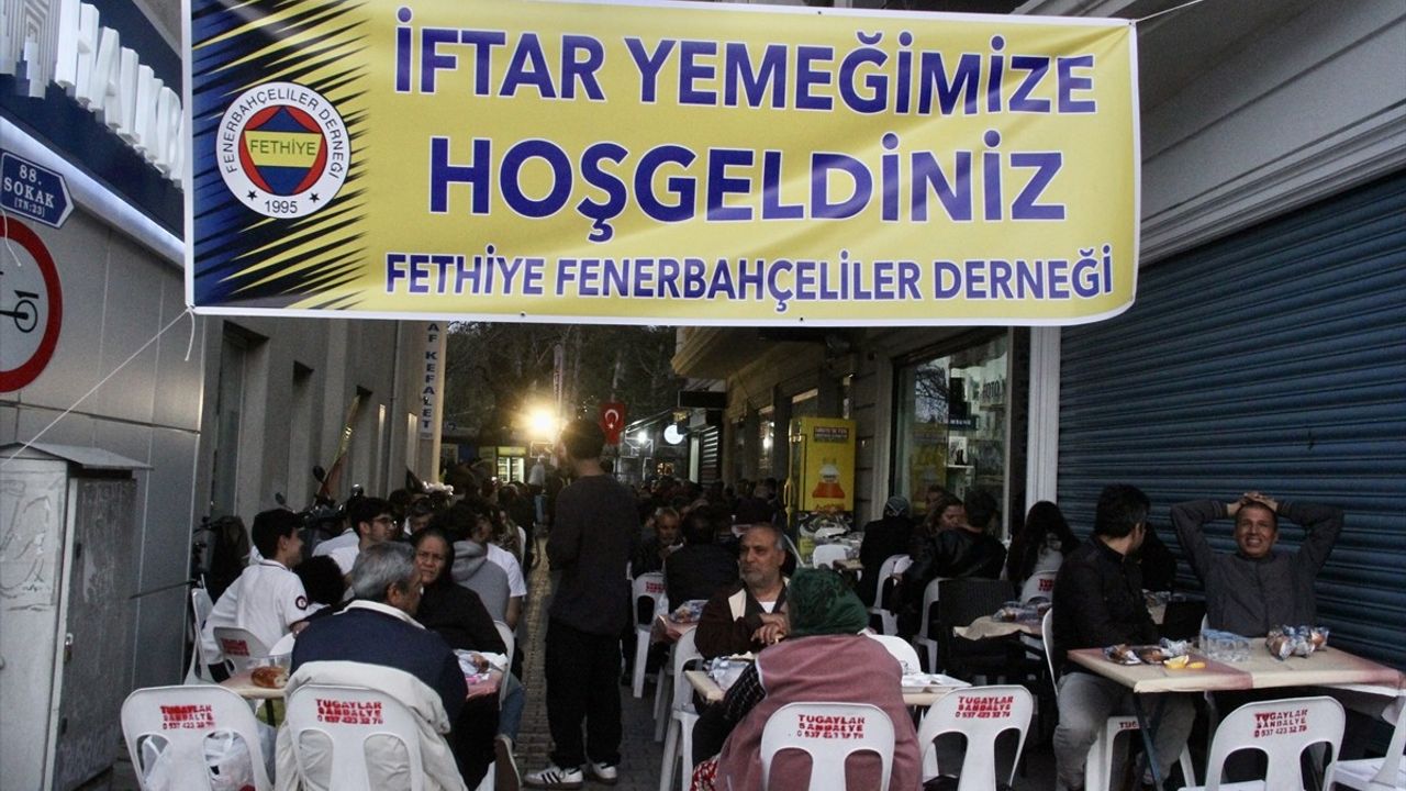 Fethiye'de Fenerbahçeliler Derneği'nden Birlik İftarı