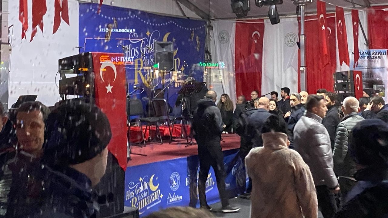 Gaziosmanpaşa'da Ramazan Çadırında Sahne Çöktü