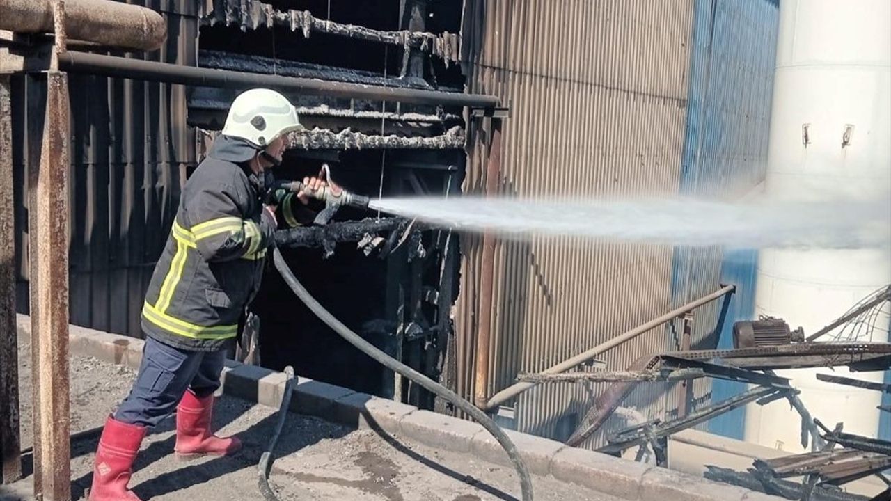 Hatay'da Fabrika Yangını: İtfaiye Ekipleri Müdahale Etti