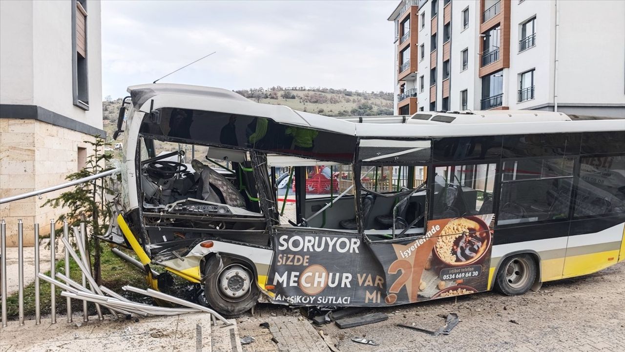 İnegöl'de Halk Otobüsü İstinadı Aşarak Düştü