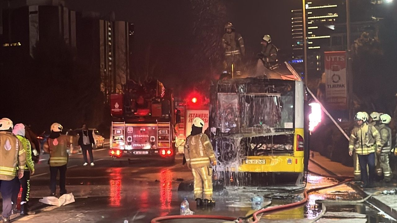 İstanbul'da Özel Halk Otobüsü Yangını