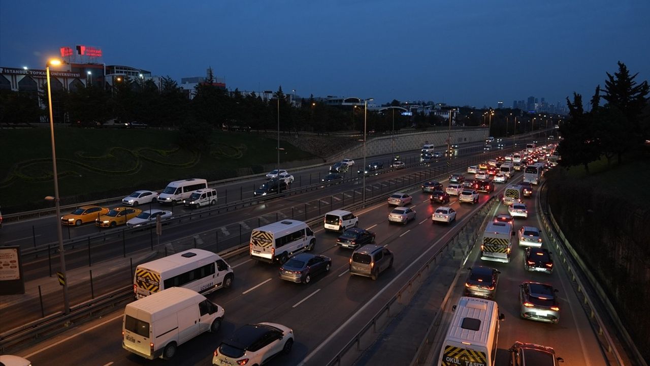 İstanbul'da Trafik Yoğunluğu Haftanın İlk Günü Başladı