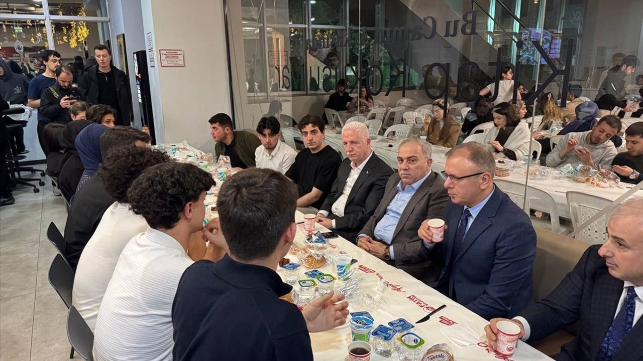 İstanbul Valisi Gül, Gençlerle İftarda Buluştu