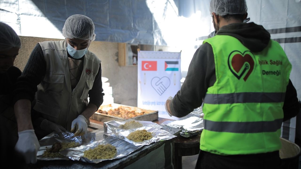 İyilik Sağlık Derneği Gazze'de İftarlık Kumanya Yardımı Dağıtıyor