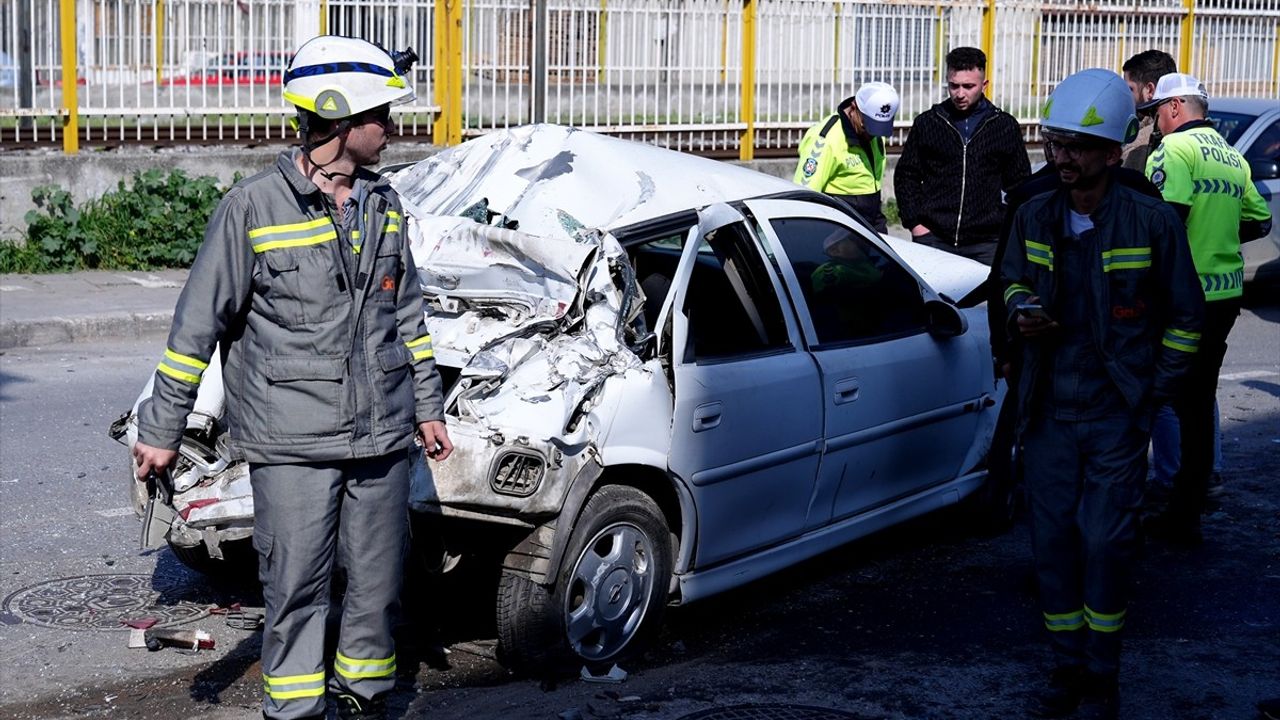 İzmir'de Park Halindeki Araçlara Çarpan Otomobil Sürücüsü Yaralandı