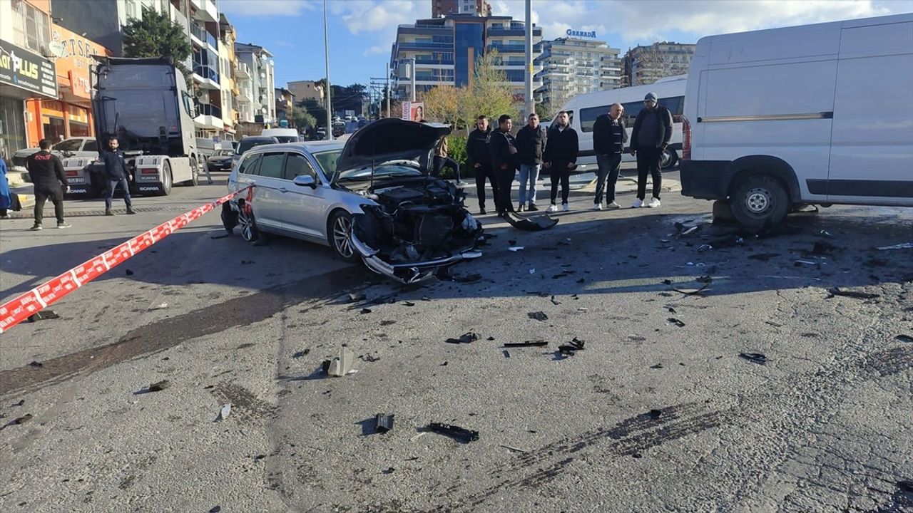 İzmir'de Üç Araçlı Trafik Kazası Kameralara Yansıdı