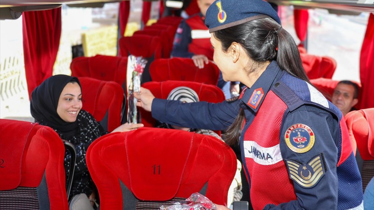 Kadın Jandarmalardan Anlamlı Hediye: Karanfil