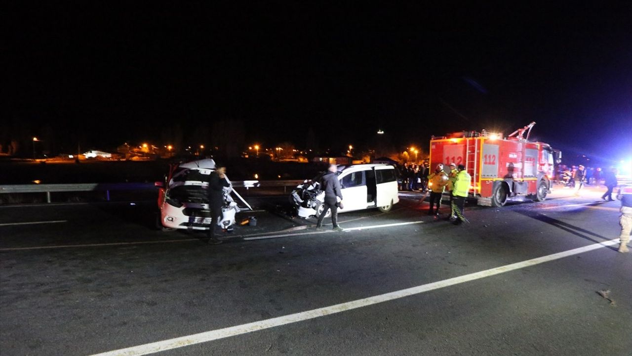 Kars'ta Trafik Kazası: 2 Ölü 5 Yaralı