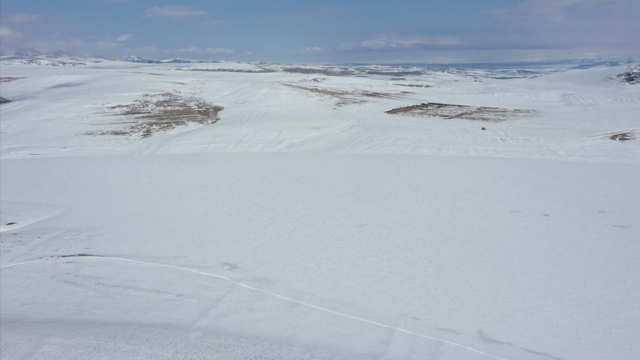 Kars'taki Bayburt Barajı Kar Yağışıyla Beyaz Örtüyle Kaplandı