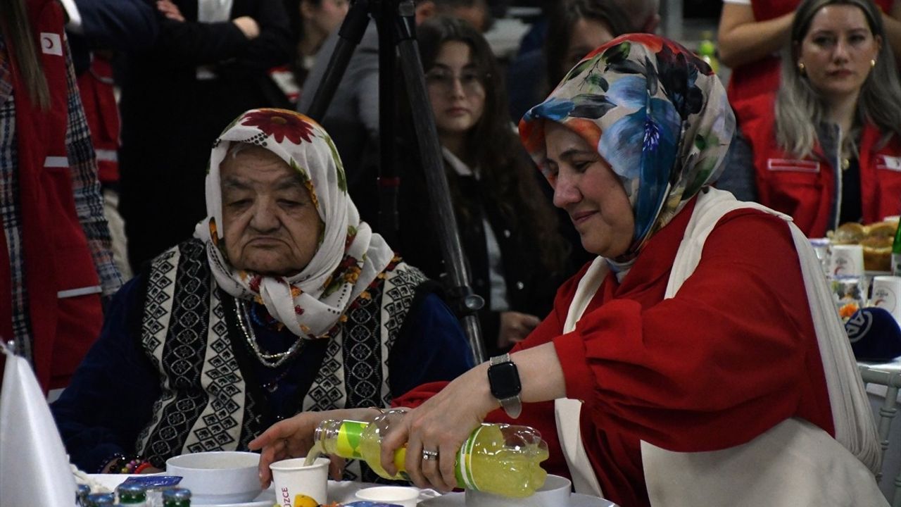 Kızılay, Düzce'de Huzurevi Sakinleriyle İftar Gerçekleştirdi