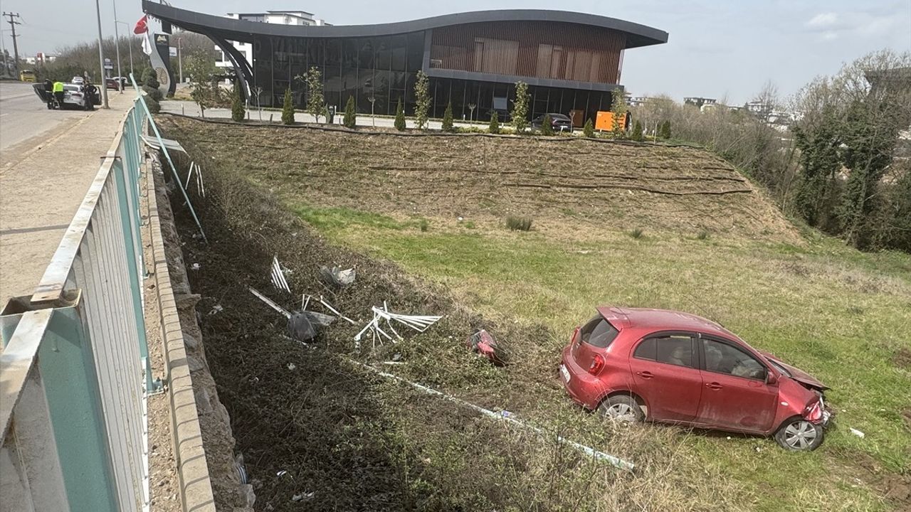 Kocaeli'de Şarampole Düşen Otomobilin Sürücüsü Hastaneye Kaldırıldı