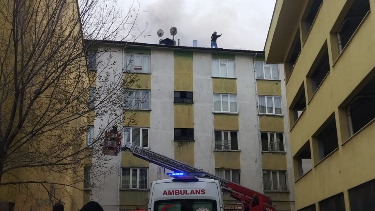 Konya'da 5 Katlı Binanın Çatısında Yangın