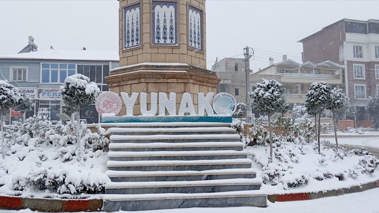 Konya'da Kar Yağışı Ulaşımı Olumsuz Etkiliyor