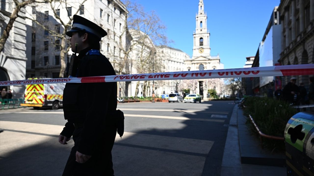 Londra'da Minibüs Trafik Kazası: 1 Ölü, 2 Yaralı