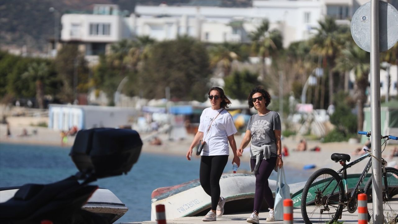 Muğla'da Sıcak Hava Turist Akınına Neden Oldu