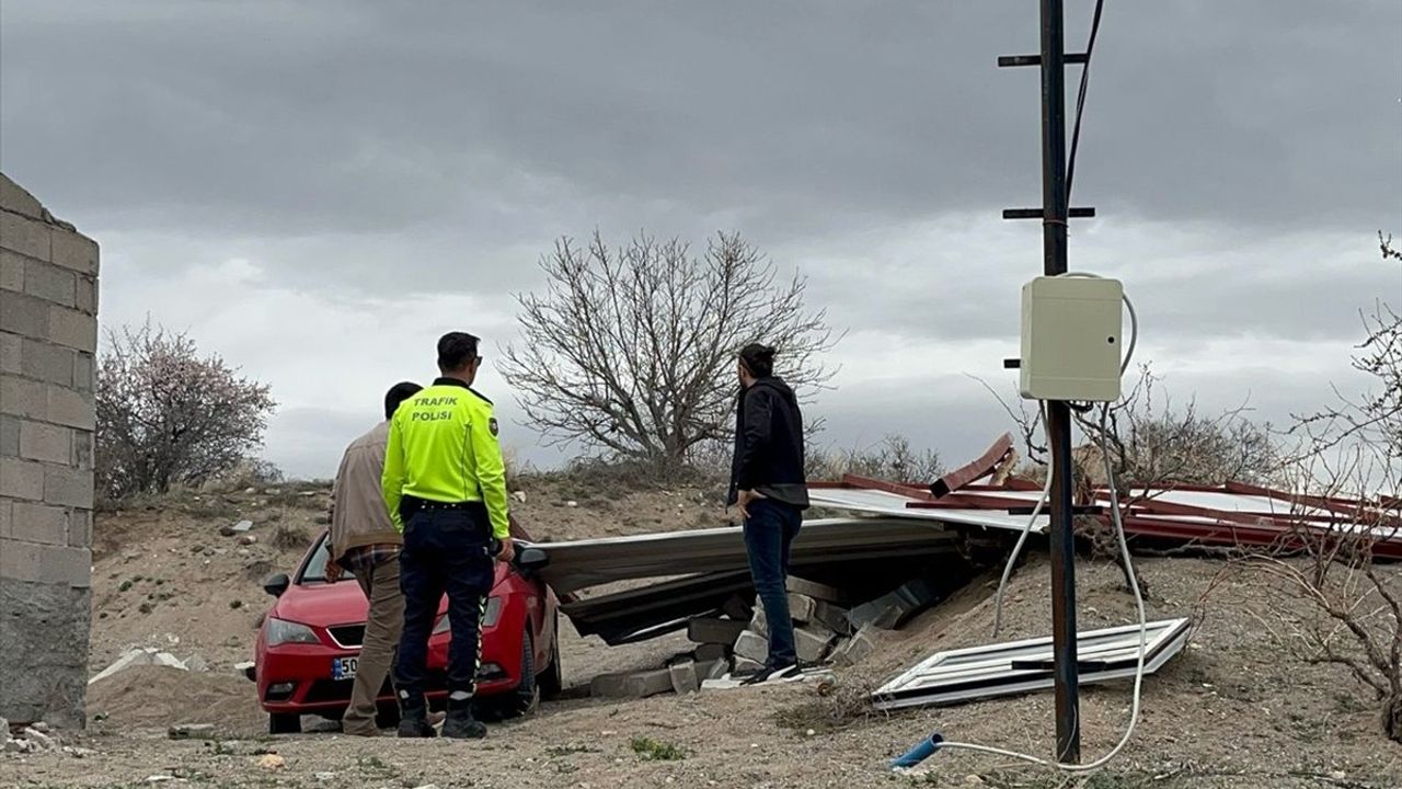 Nevşehir'de Kuvvetli Rüzgarın Neden Olduğu Çatı Kazası