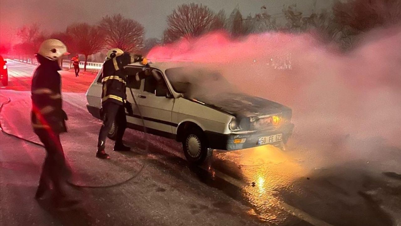 Nevşehir'de Seyir Halindeki Araçta Yangın