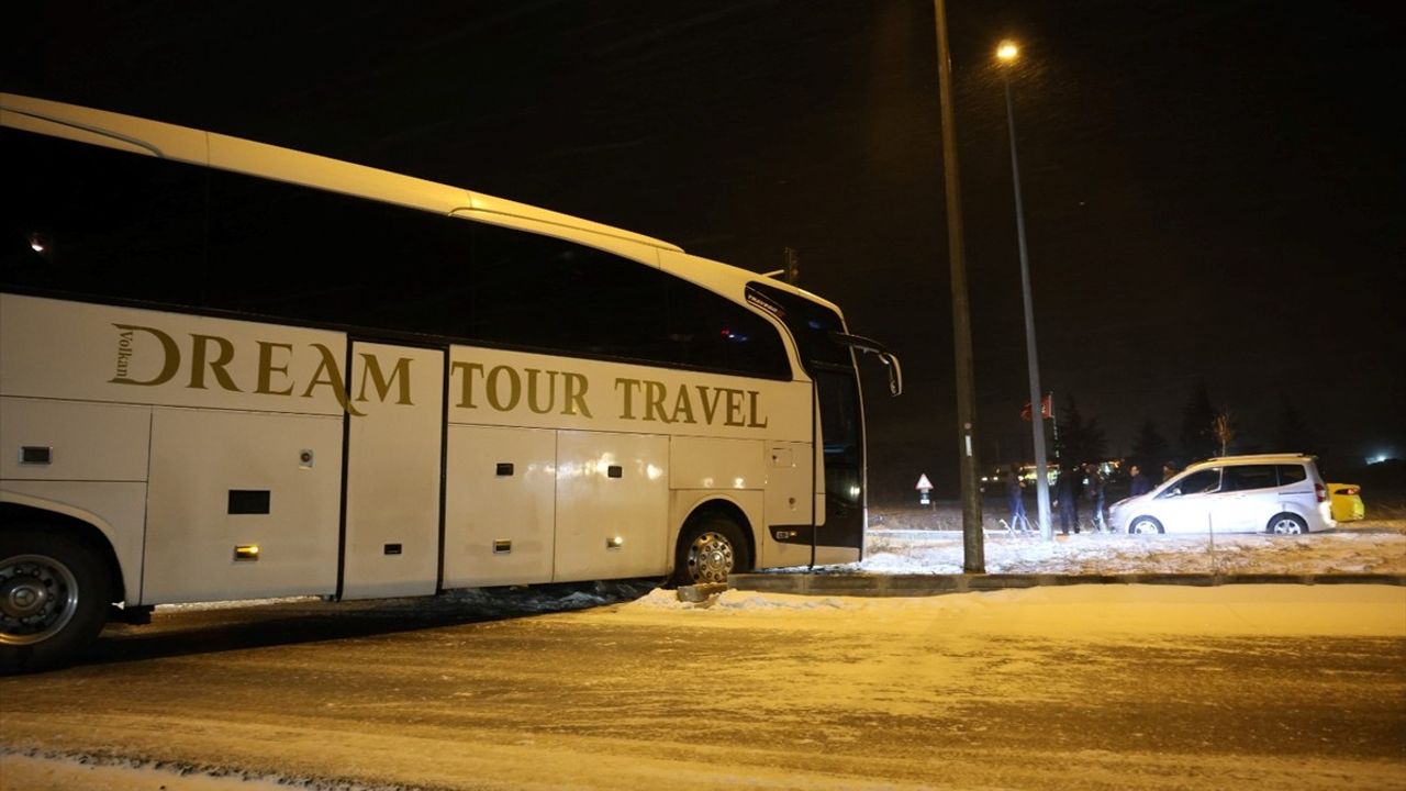 Nevşehir'de Tur Otobüsü Kaza Yaptı