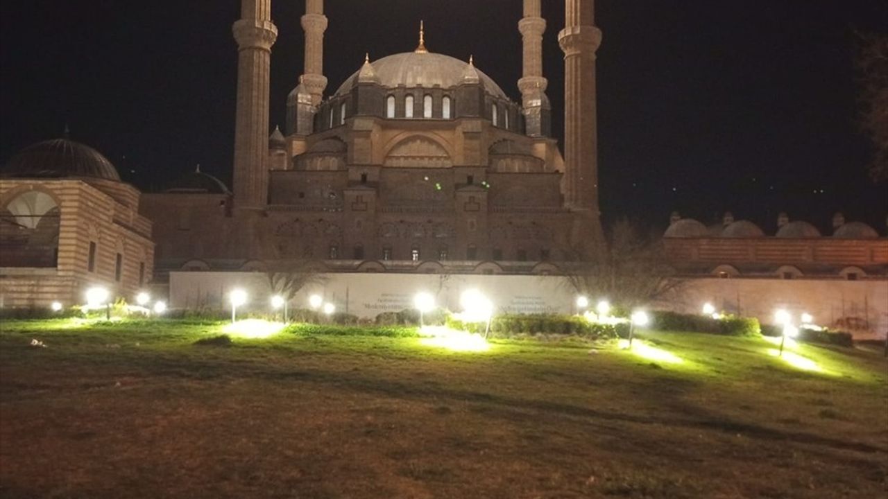 Ramazan'da Aile Teması: Mahyalarda Öne Çıkıyor