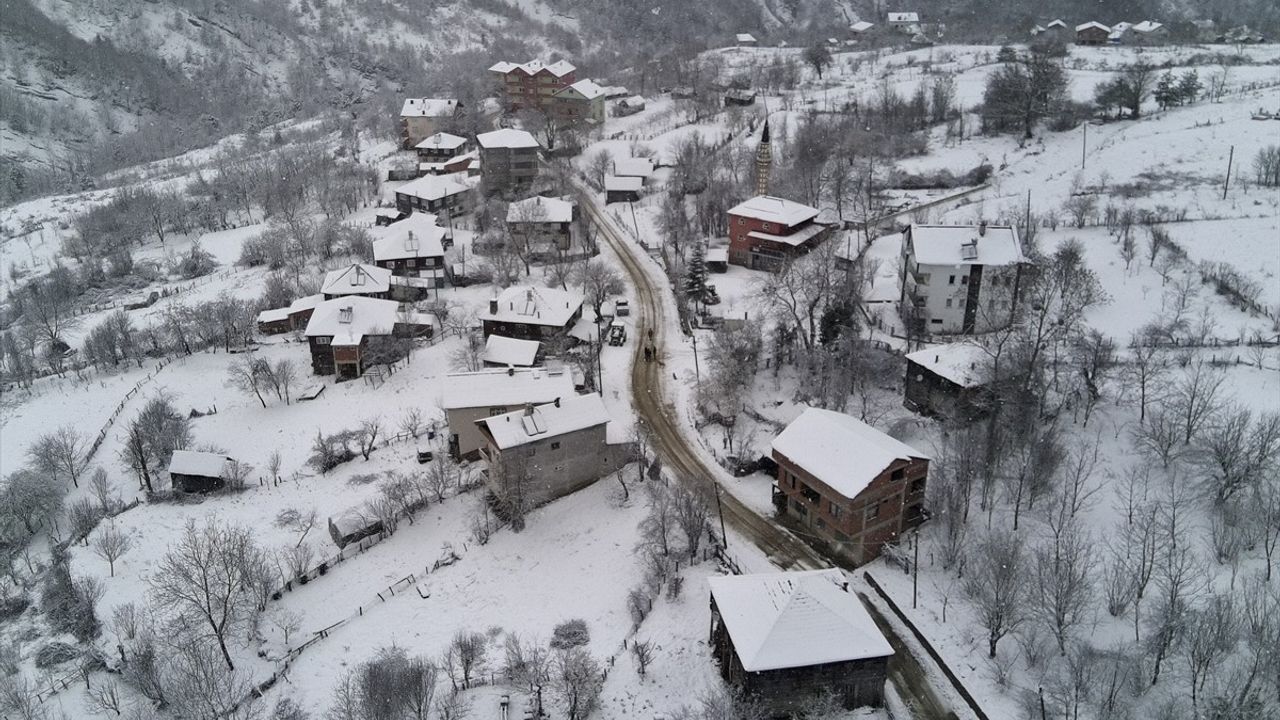 Sinop'ta Kar Yağışı Etkili Oluyor