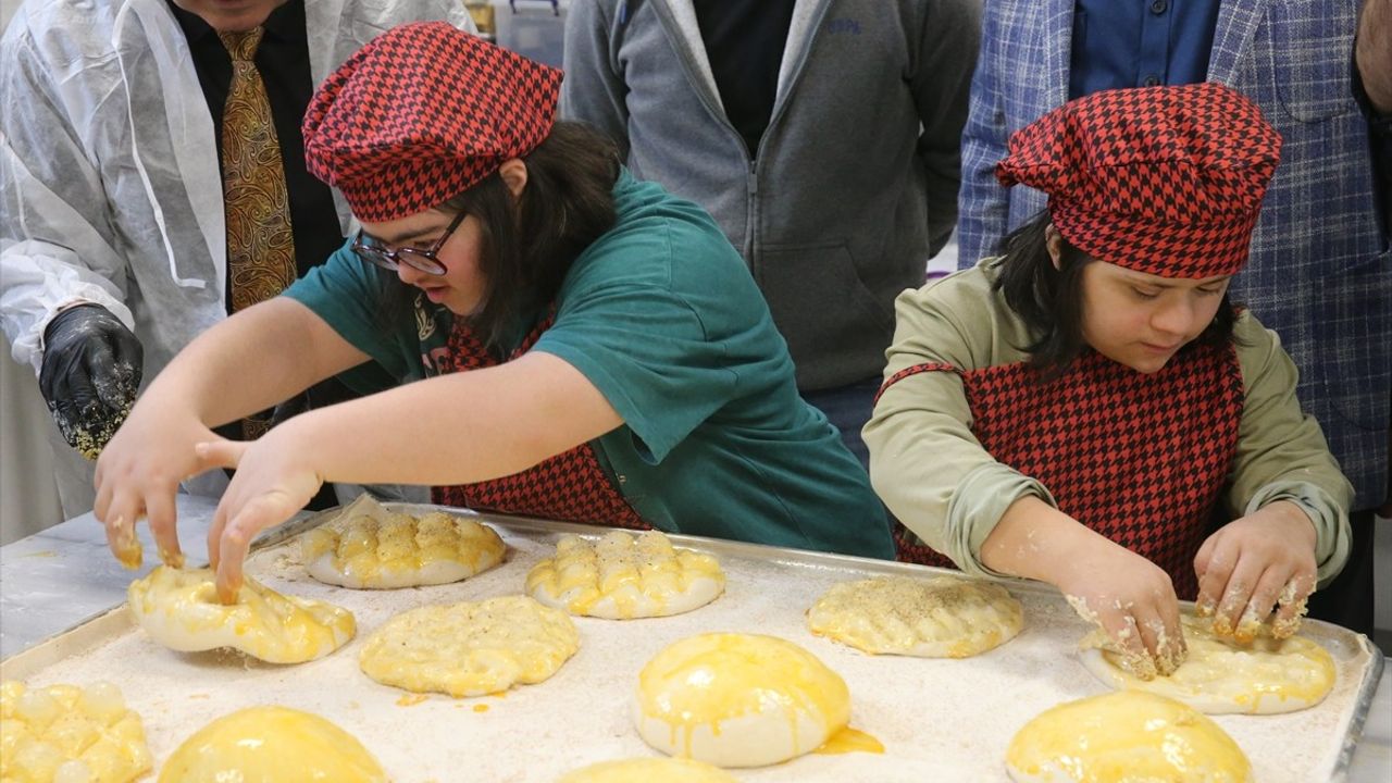 Tokat'ta Down Sendromlu Çocuklar Ramazan Pidesi Yapıyor