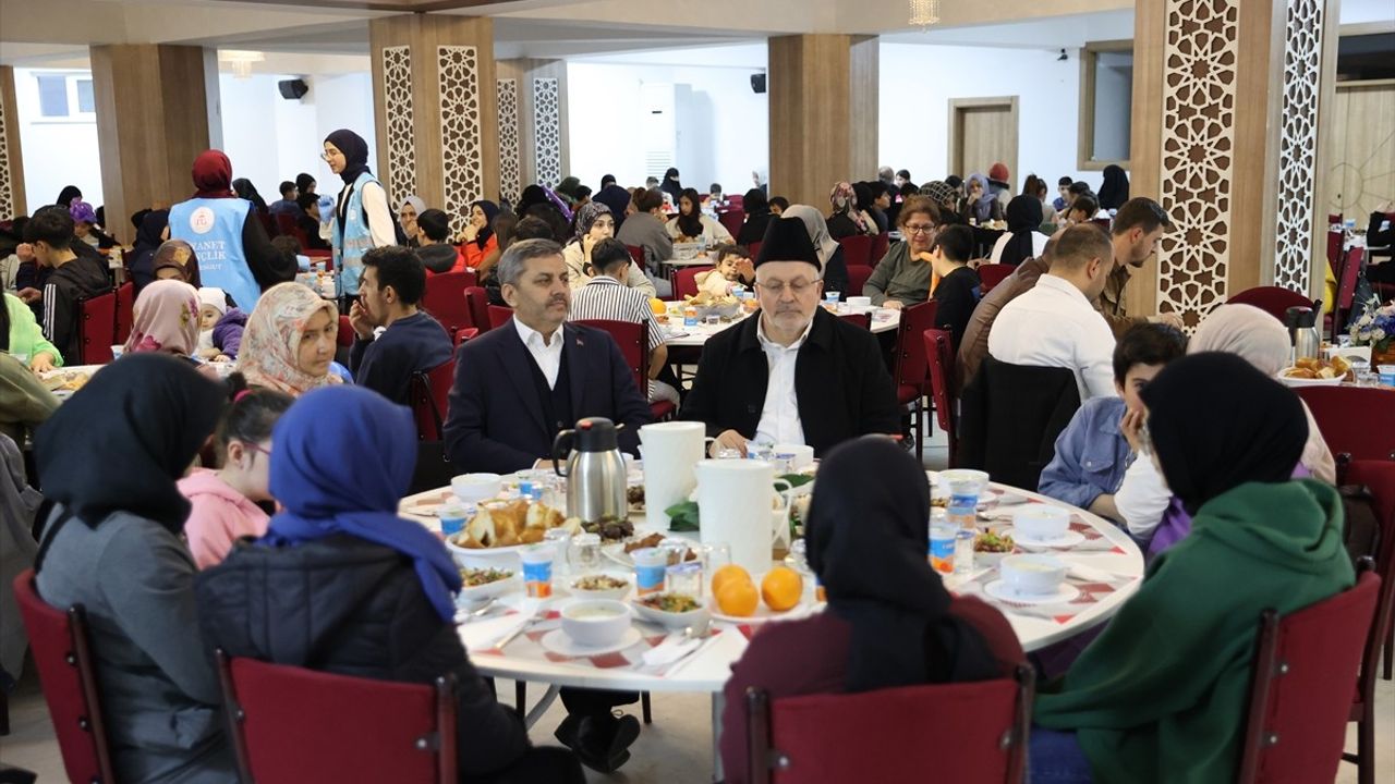 Türkiye Diyanet Vakfı Etimesgut'ta Yetim Şenliği Düzenledi