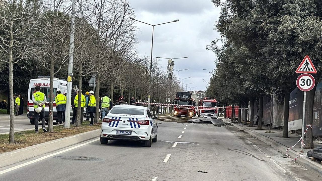 Ümraniye'de İnşaat İskelesi Çöktü: İki İşçi Ağır Yaralandı