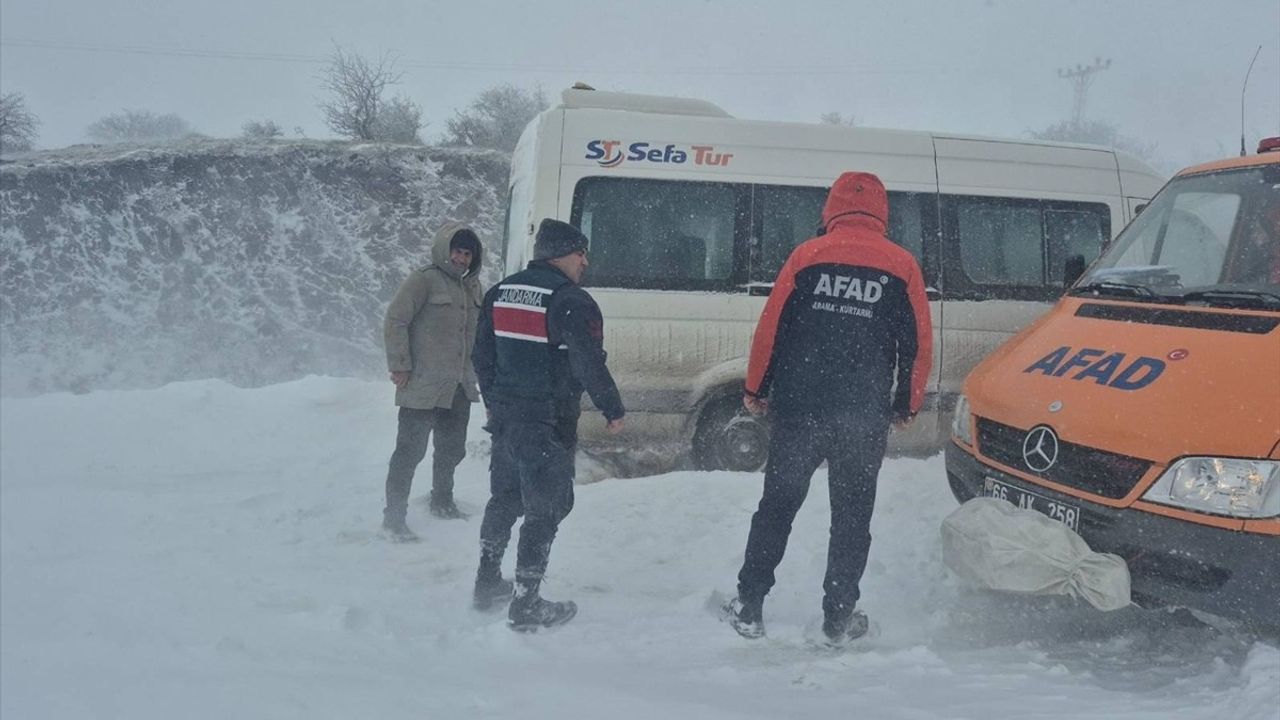 Yozgat'ta Kara Saplanan Okul Servisi Kurtarıldı