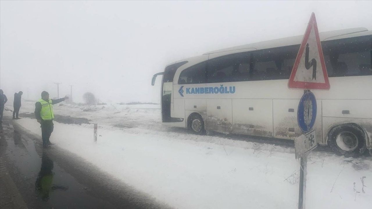 Yozgat'ta Kara Saplanan Otobüsten 22 Yolcu Kurtarıldı