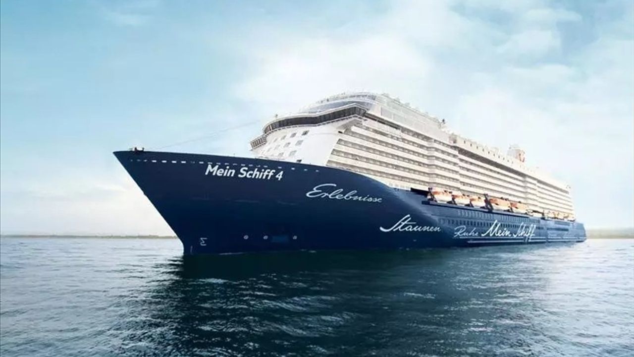 Antalya'ya Gelen Malta Bayraklı Kruvaziyer "Mein Schiff 4"