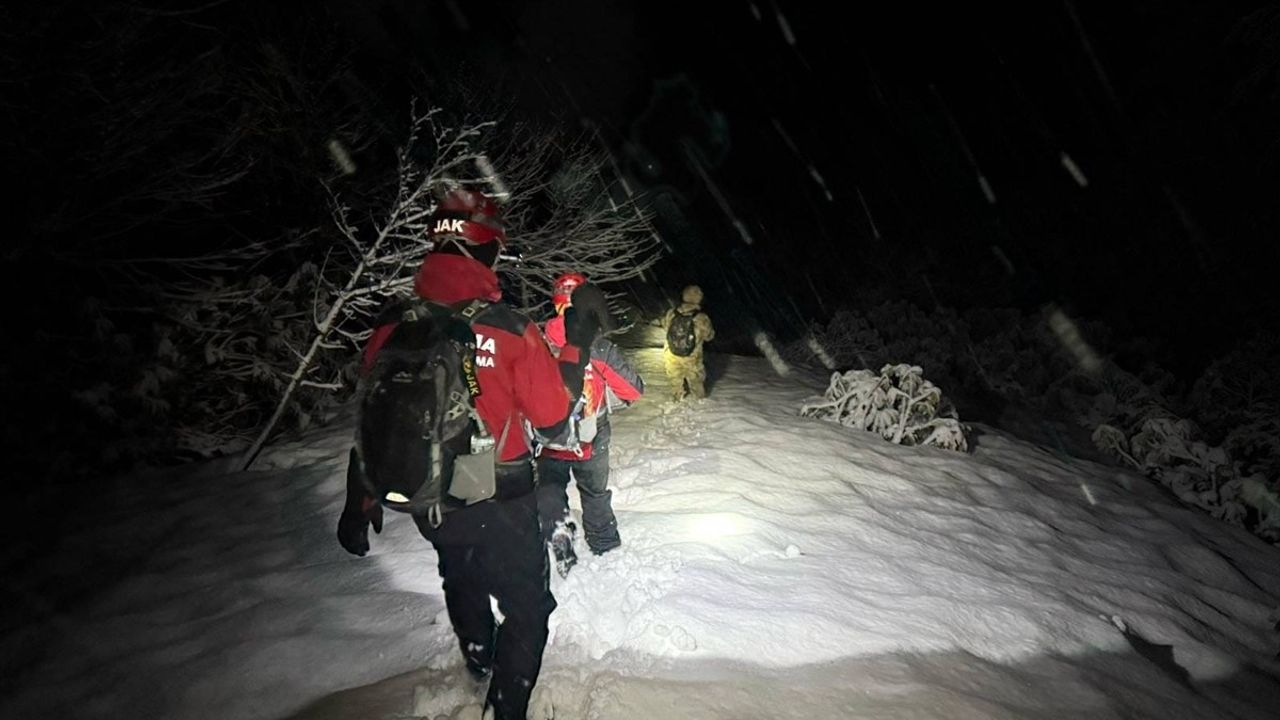 Artvin'de Yasa Dışı Geçişte Mahsur Kalan Şüphelilere 11 Saat Süren Kurtarma Operasyonu