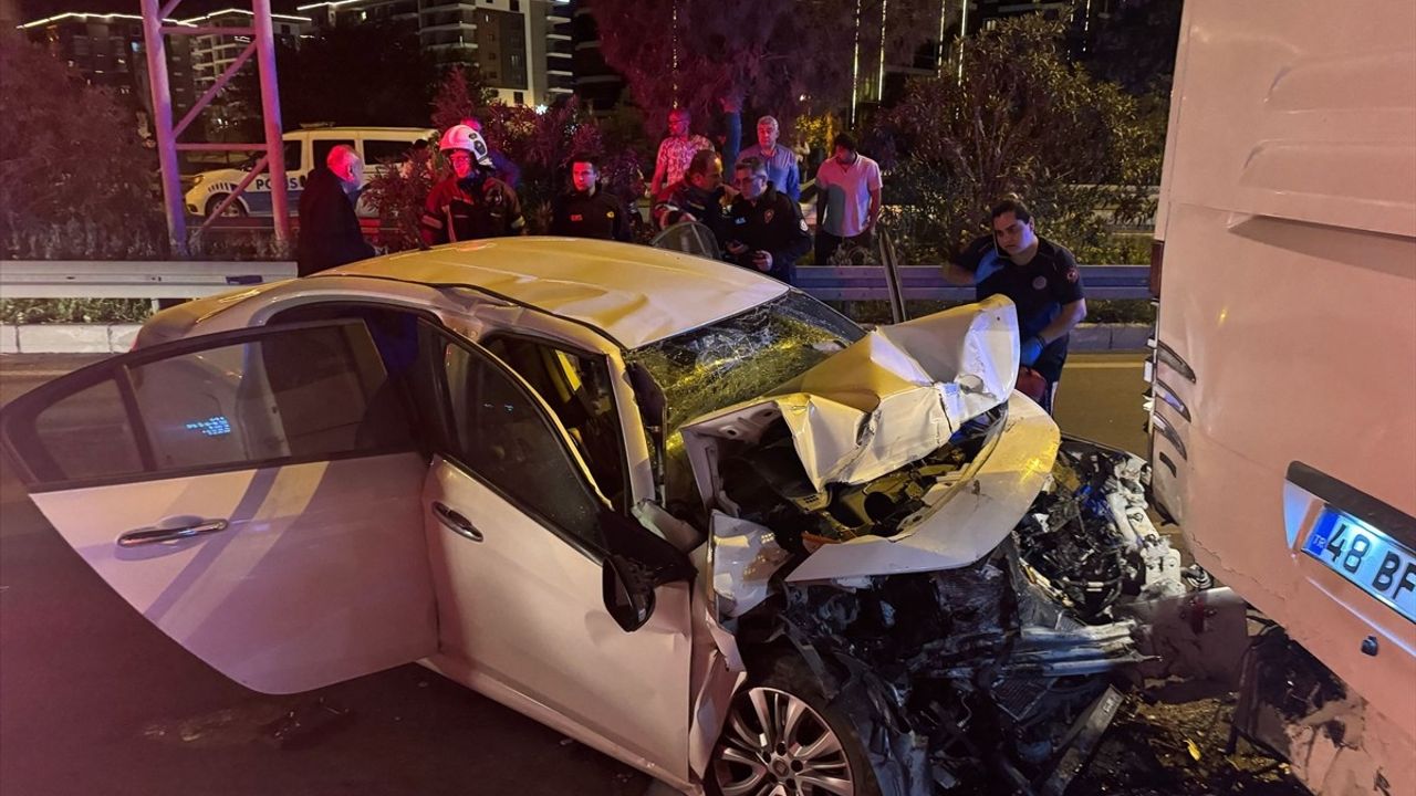 Aydın'da Tur Otobüsüne Çarpan Otomobil Kazası: 1 Ölü, 2 Yaralı