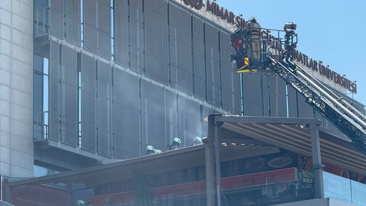Beşiktaş'ta Kafede Yangın Kontrol Altına Alındı