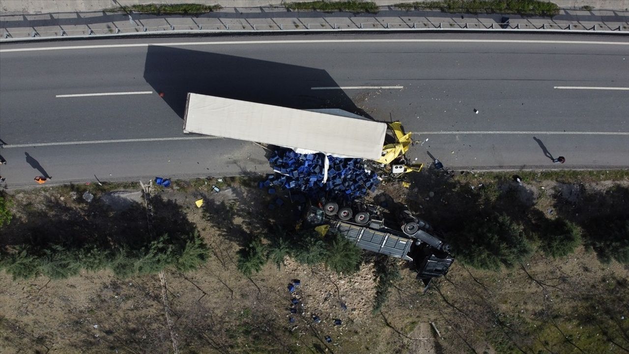 Bilecik'te Tır Kazası: İki Sürücü Yaralandı