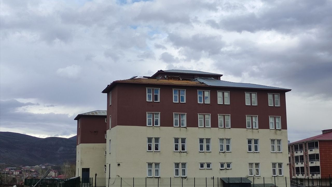 Bingöl'de Şiddetli Rüzgar Kız Öğrenci Yurdunun Çatısını Uçurdu
