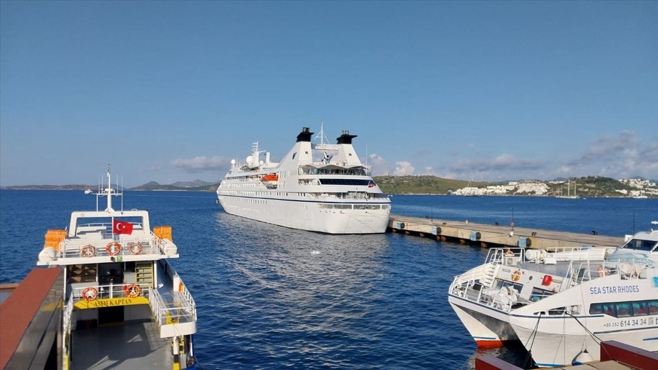 Bodrum'a Star Legend Kruvaziyeri ile Yüzlerce Yolcu Geldi
