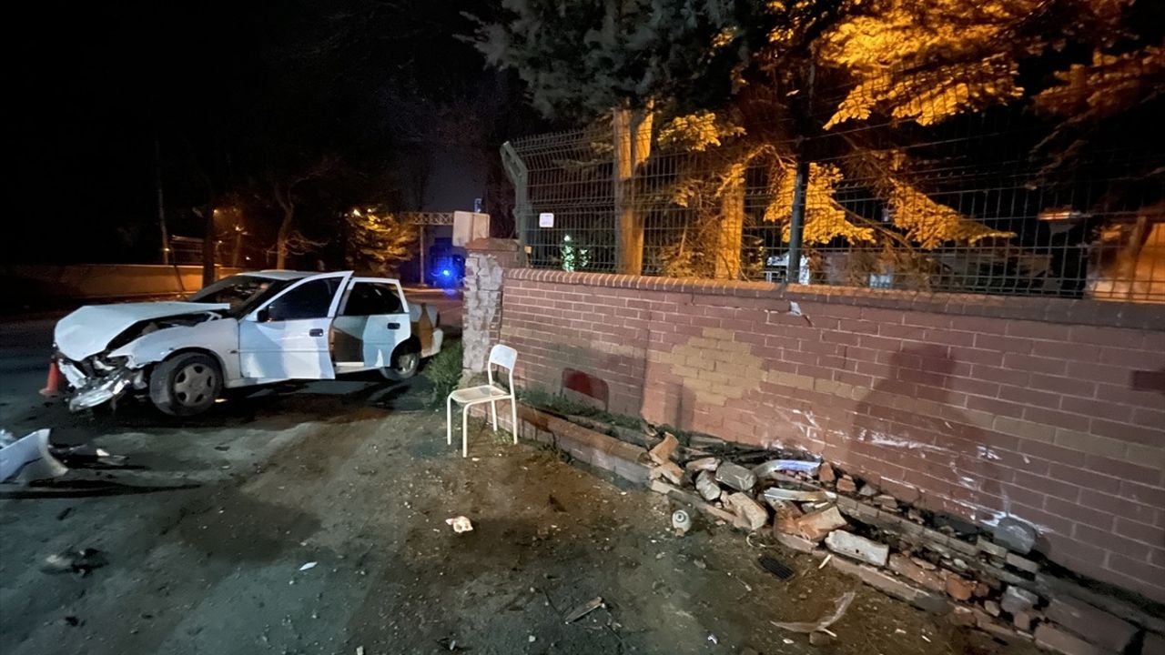 Bolu'da İstinad Duvarına Çarpan Otomobilin Sürücüsü Yaralandı