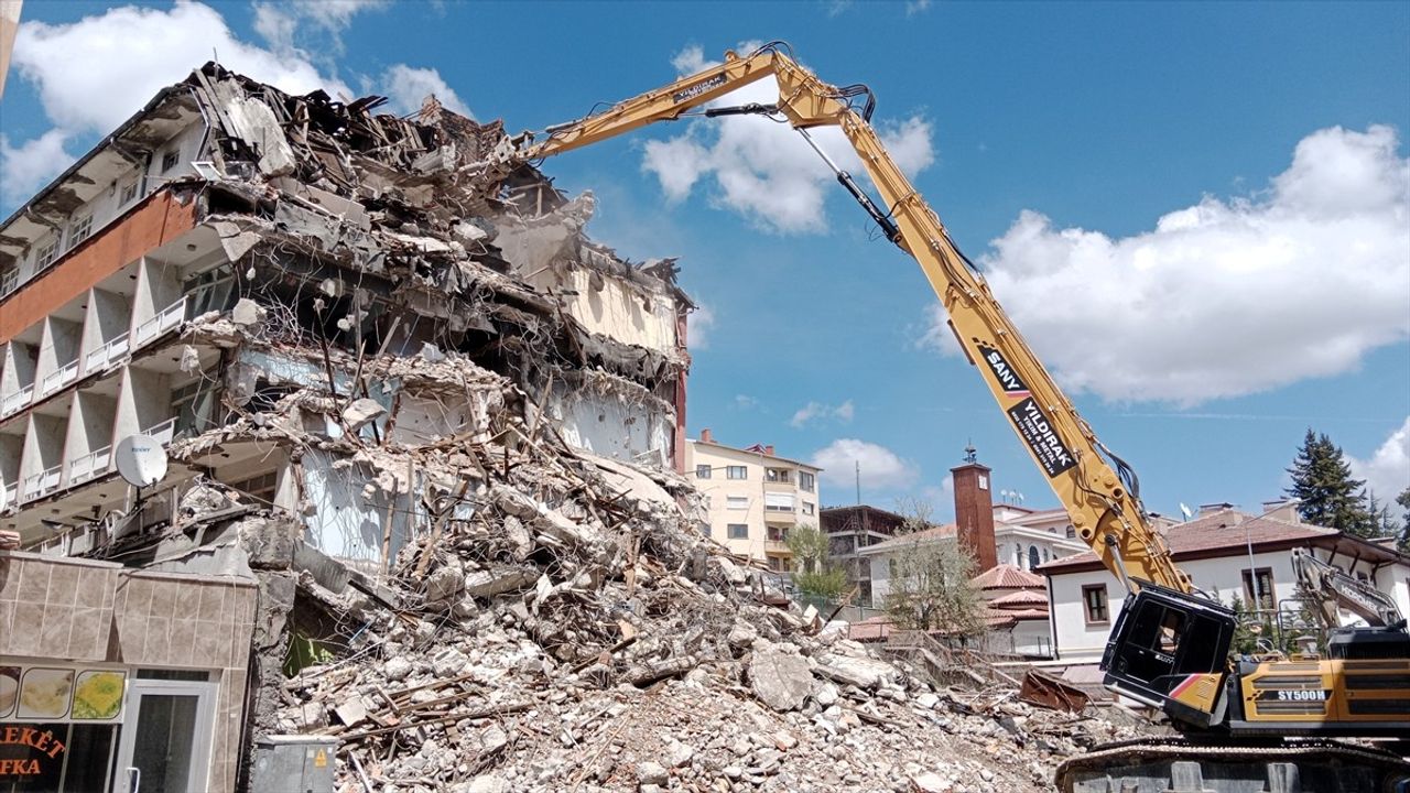 Bolu'da Riskli Atıl Otel Yıkımına Başlandı