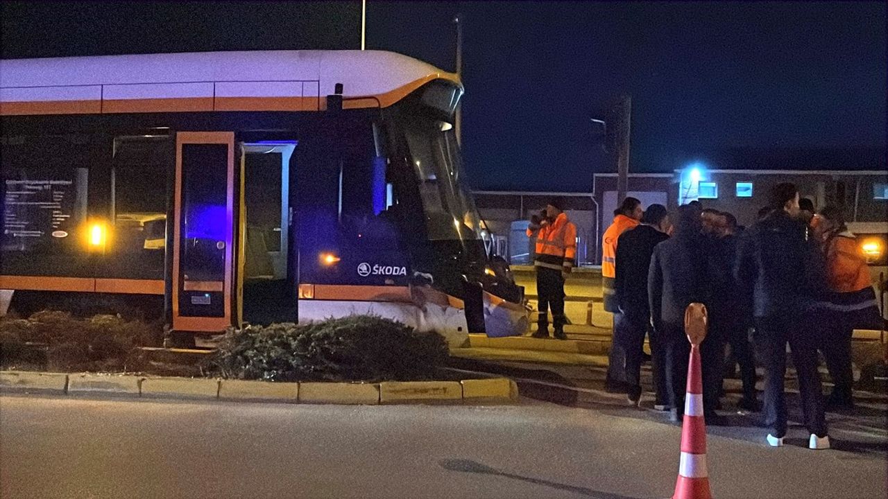 Eskişehir'de Tramvay Temizlik Aracıyla Çarpıştı