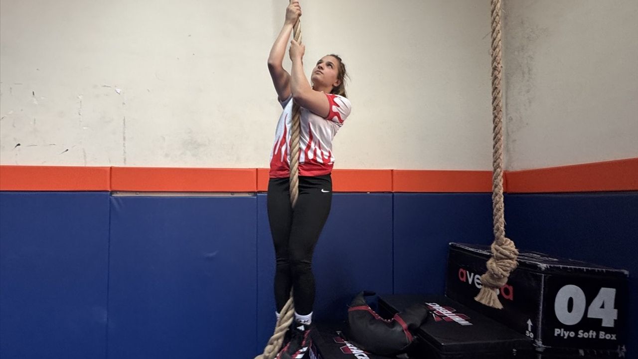 Genç Kadın Güreşçiler Uluslararası Arenada Hedeflerine Kilitlendi