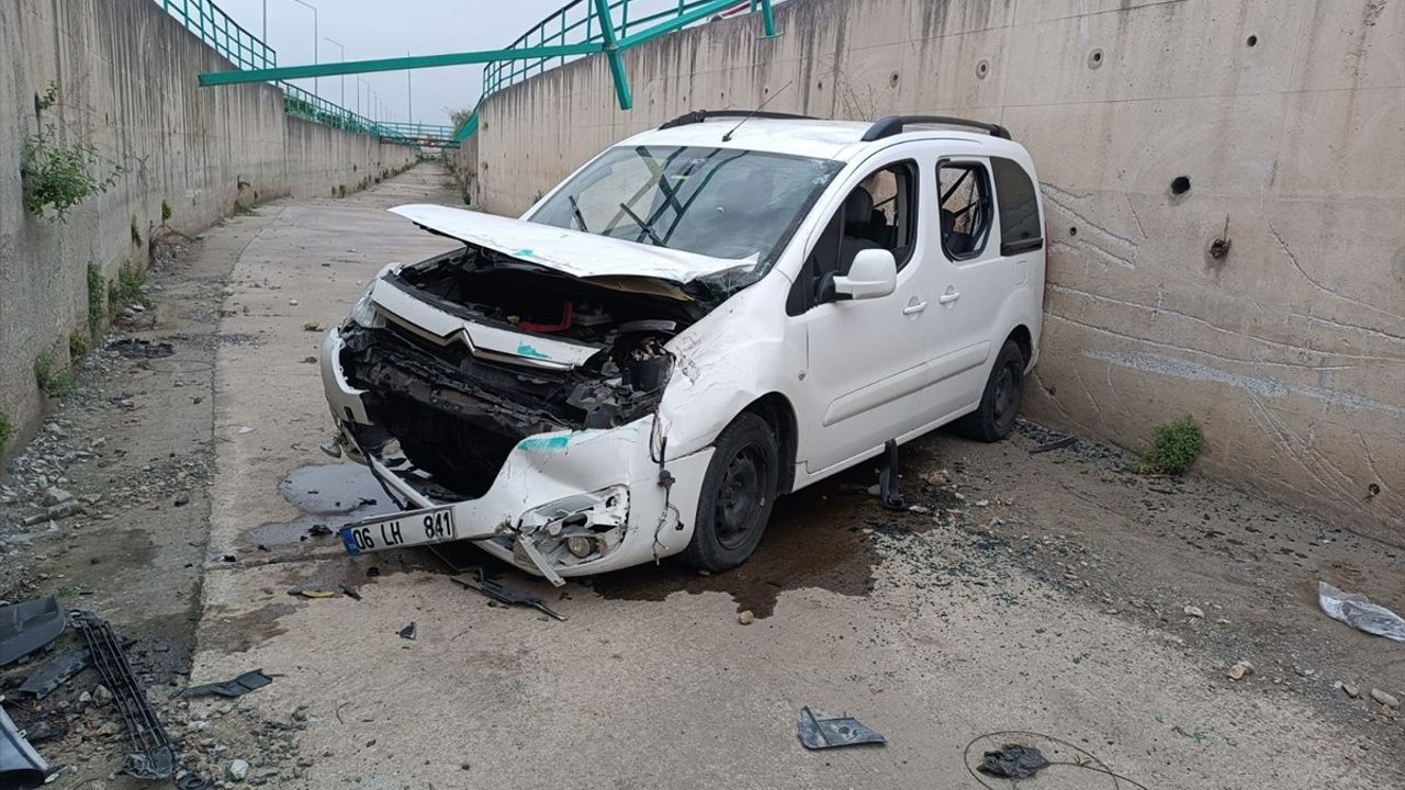 Hatay'da Hafif Ticari Araç Su Kanalına Devrildi