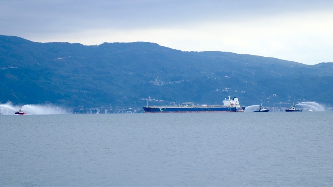 İzmit Körfezi'nde Ham Petrol Tankerinde Yangın Kontrol Altına Alındı