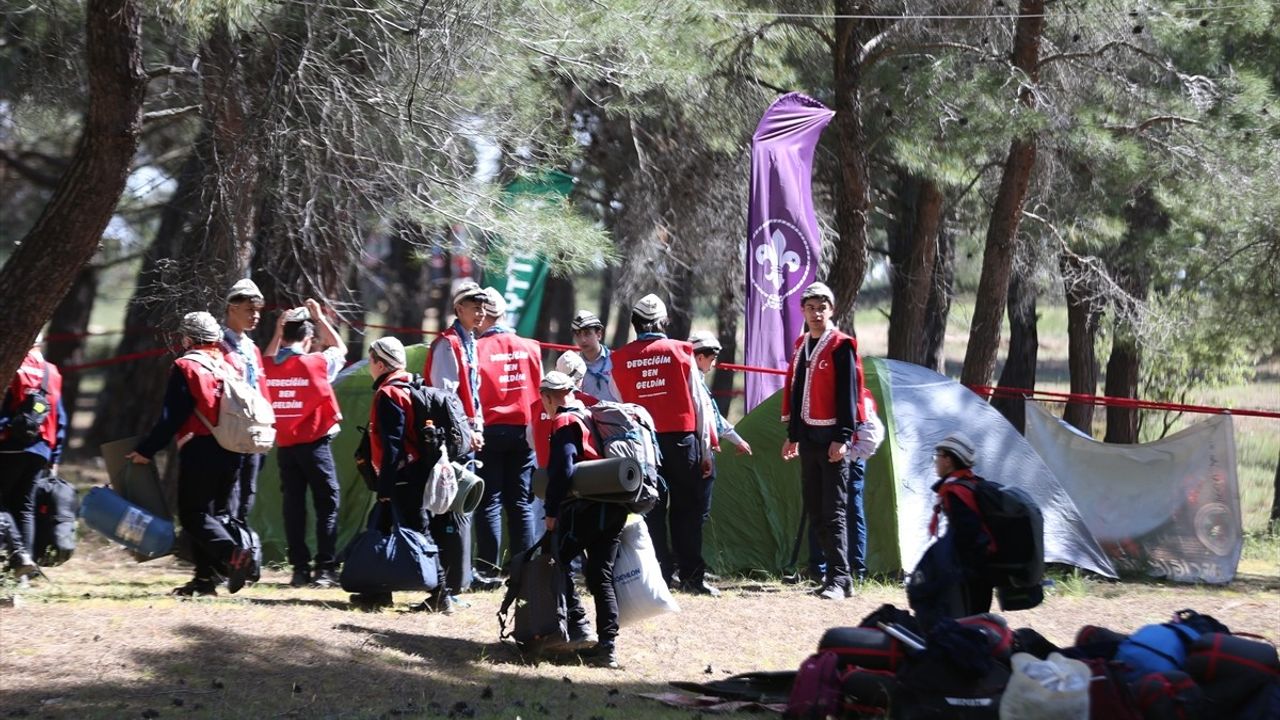 Milli Bilinç Kampı'nda İzci Gençler Kahramanları Anıyor