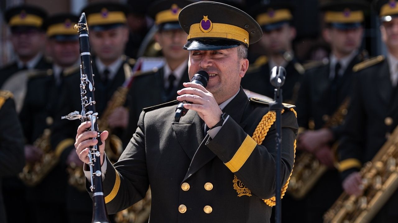 MSB Armoni Mızıkası 23 Nisan'da Çocuklarla Buluştu