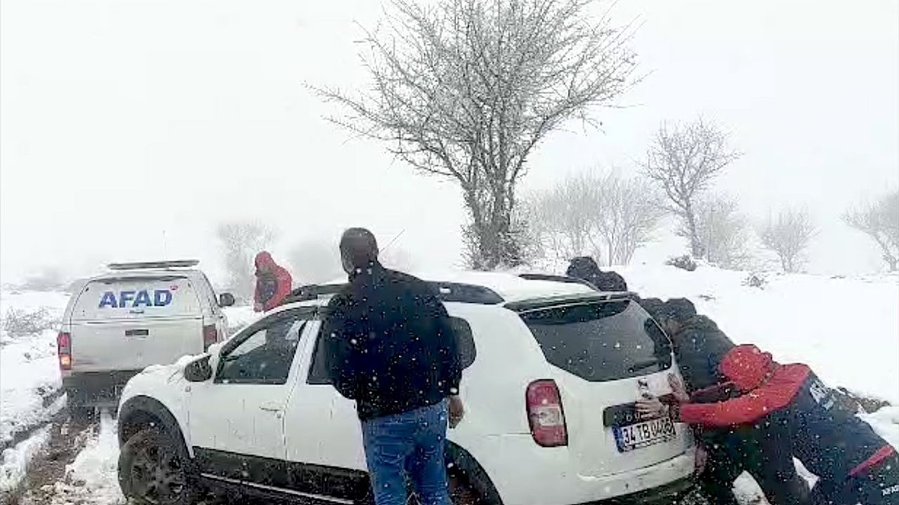 Muş'ta Çamura Saplanan Doğaseverler Kurtarıldı