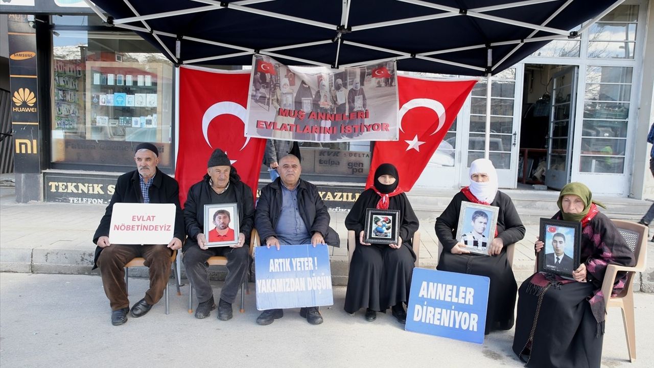 Muş'taki Aileler, PKK Tarafından Kaçırılan Çocukları İçin Eylemlerini Sürdürüyor