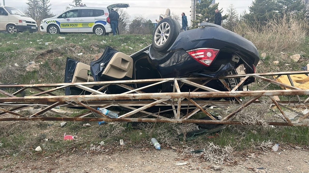 Sivas'ta Devrilen Otomobil 5 Yaralı