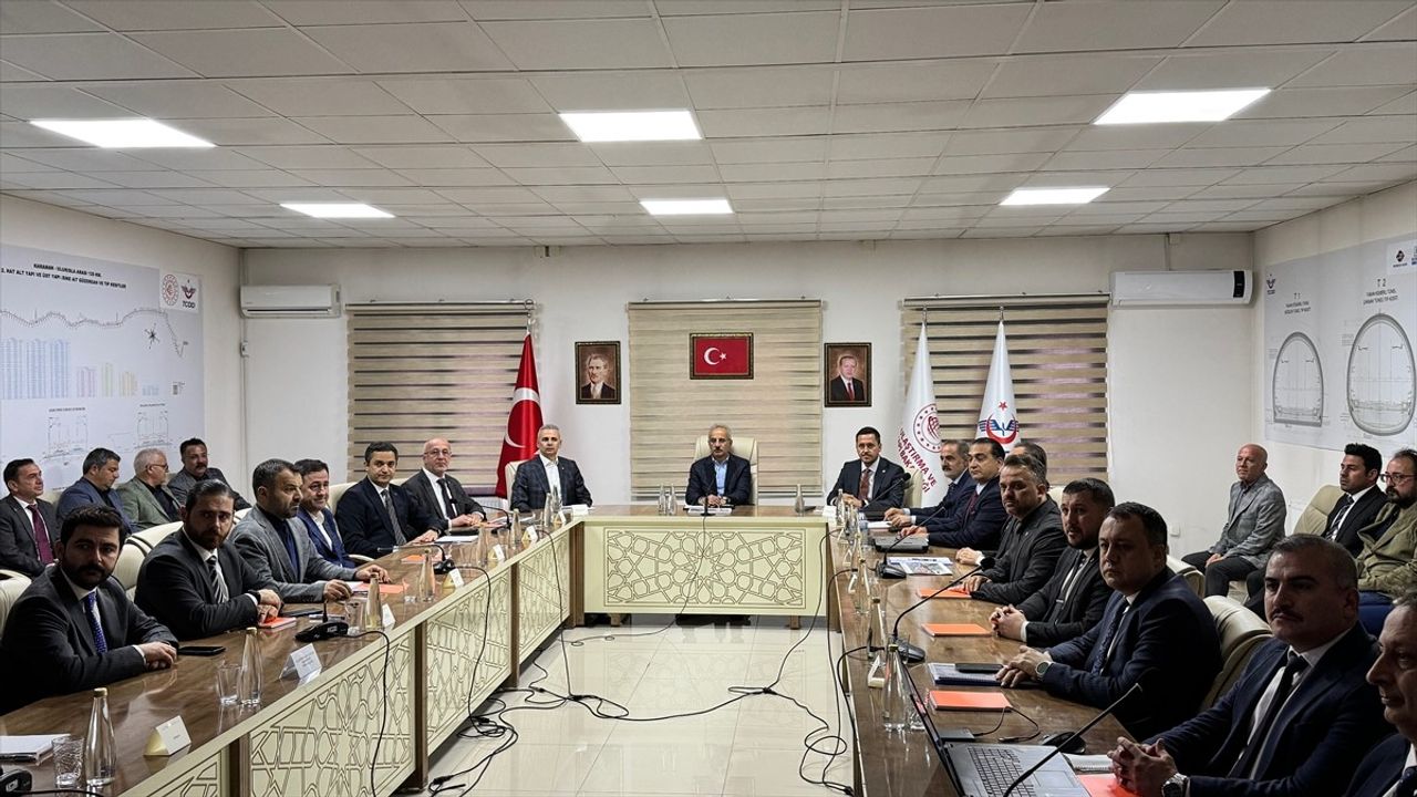 Türkiye'de Demir Yolu Yatırımları Hızla Devam Ediyor